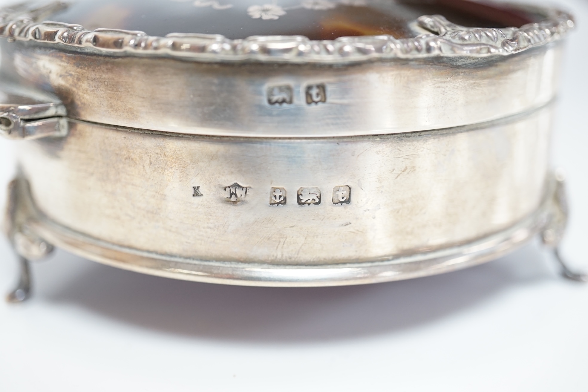 A George V silver and tortoiseshell pique mounted trinket box, by Mappin & Webb, Birmingham, 1918, circular diameter 94mm Condition - fair to good